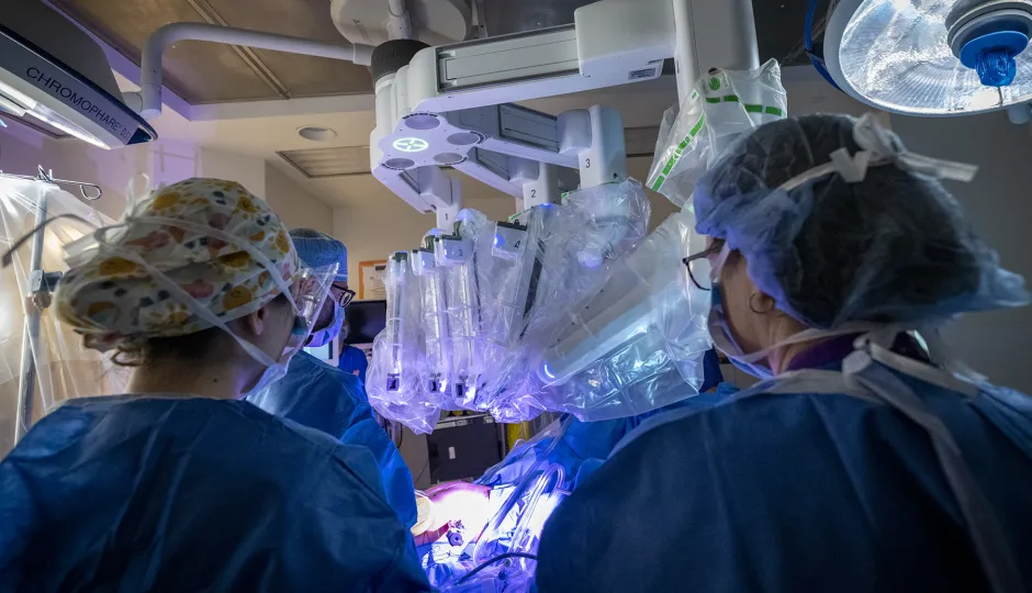 Surgeon and nurses using the new surgical robot